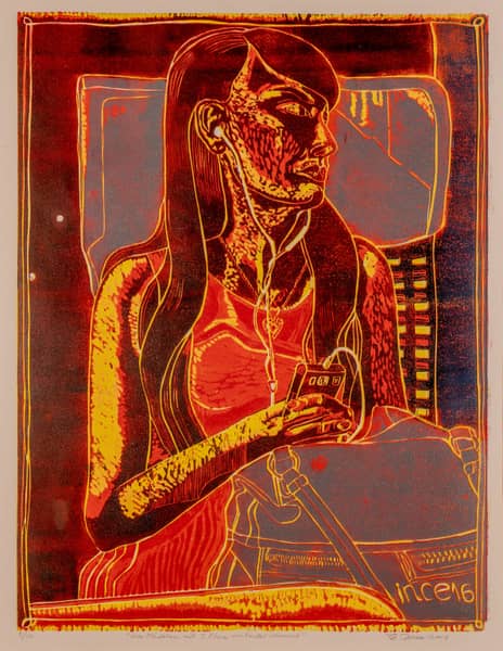 Das mädchen mit Iphone vom fenster schauend